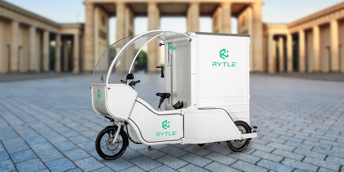 The RYTLE MovR electric cargo platform with its swap-body container, parked in a city plaza